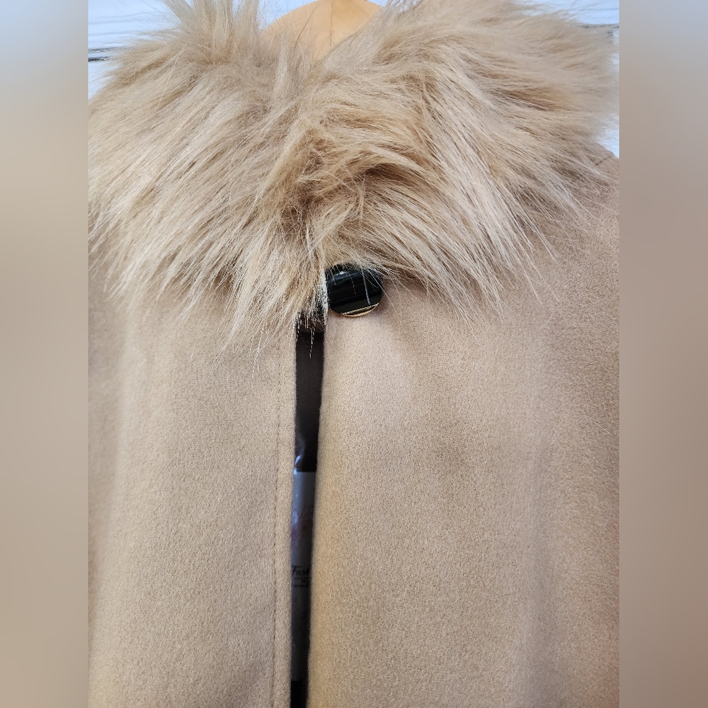 Tan Faux Fur Trim Women's Coat Poncho. NWT. - Picture 3 of 6
